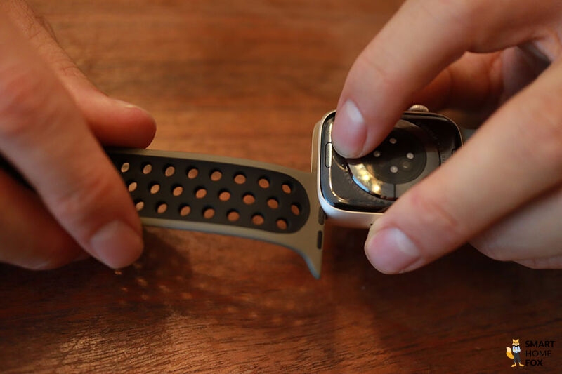 You can see the interchangeable wristband of the Apple Watch 8.